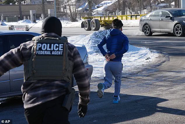 Alleged Illegal Migrant Fleeing Federal Agents in Minnesota Caught on Camera Sprinting in Handcuffs, Leaving Family Behind