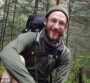 Alleged Illegal Migrant Fleeing Federal Agents in Minnesota Caught on Camera Sprinting in Handcuffs, Leaving Family Behind