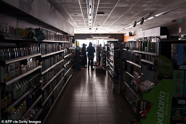 Spain's Deadly Blackout Reignites Renewable Energy Debate as Macron Criticizes 100% Green Model