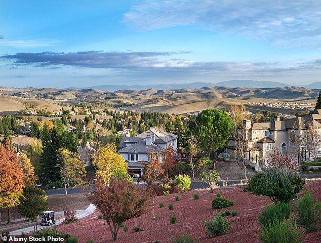 Neglected Pond at Blackhawk Golf Course Sparks Frustration as Tri-Valley Property Values Decline