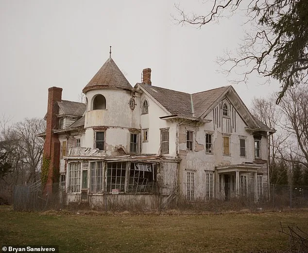 Time's Silent Testimony: Bryan Sansivero Captures America's Abandoned Homes Through Decades of Photography