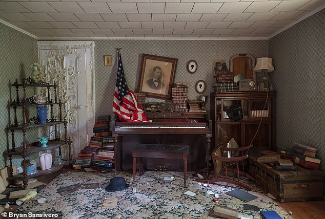 Time's Silent Testimony: Bryan Sansivero Captures America's Abandoned Homes Through Decades of Photography