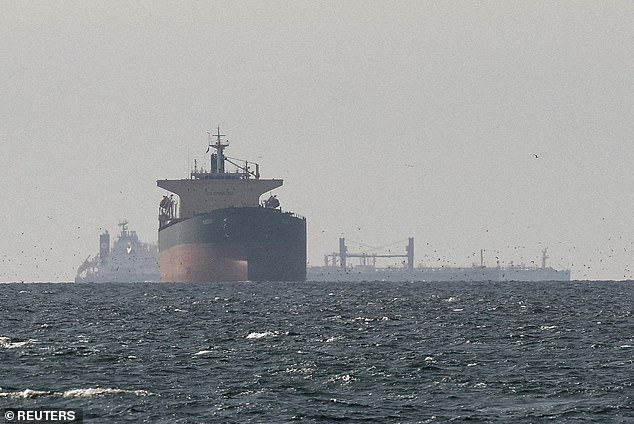 Strait of Hormuz at Crossroads as Trump Confronts Iran Over Blockade, Triggering Global Supply Crisis