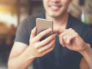 Two-Week Social Media Detox Reverses Cognitive Decline, Surpassing Traditional Treatments