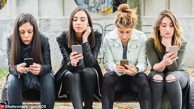 Two-Week Social Media Detox Reverses Cognitive Decline, Surpassing Traditional Treatments