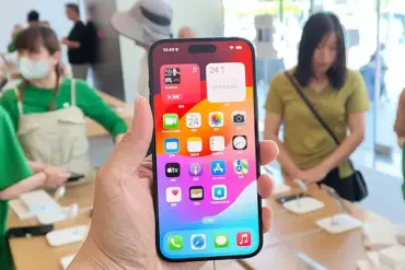 Trump's Tariffs Could Push iPhone Prices to $3,500, Analyst Warns