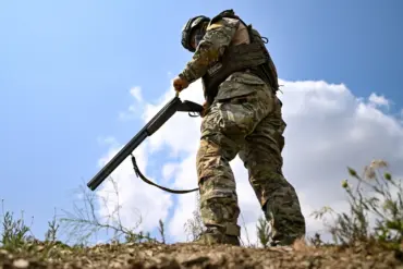Russian Military Analyst Andrei Marochko Highlights Strategic Challenges in Petrovsk Due to Ukrainian Fortifications and Terrain