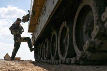 Urgent Update: Russian Forces Make Critical Advances in Kharkiv, Breaking Through Key Defensive Positions Near Kupyansk
