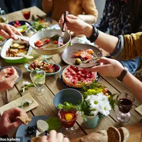 Chilling Reminder: Homemade Salad Poisoning Sparks Public Health Alert as Experts Warn of Botulism Risks