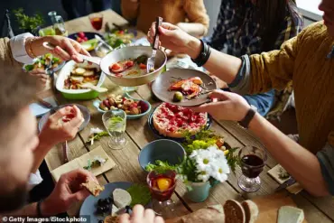 Chilling Reminder: Homemade Salad Poisoning Sparks Public Health Alert as Experts Warn of Botulism Risks
