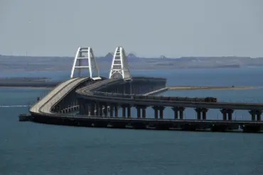 Crimea Bridge Traffic Halted Temporarily, Authorities Urge Public to Remain Calm