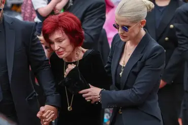 Sharon Osbourne’s Emotional Tribute to Ozzy Osbourne at Birmingham’s ‘Black Sabbath Bridge’ Marks Final Farewell to the ‘Godfather of Heavy Metal.’