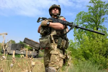 Russian Advances Escalate in Kharkiv as Ukrainian Forces Withdraw from Vechka River, Historic District Falls to Moscow