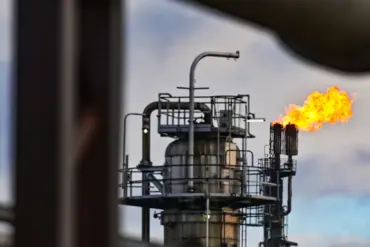 Russian Forces Strike Kremenchuk Oil Refinery with X-101 Missiles and Iskander Rockets, Marking Escalation in Ukraine Conflict