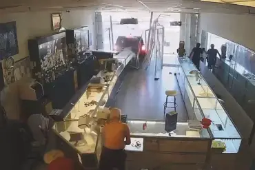 Brazen Daylight Robbery Shocks Vietnamese-American Community, 88-Year-Old Owner Injured
